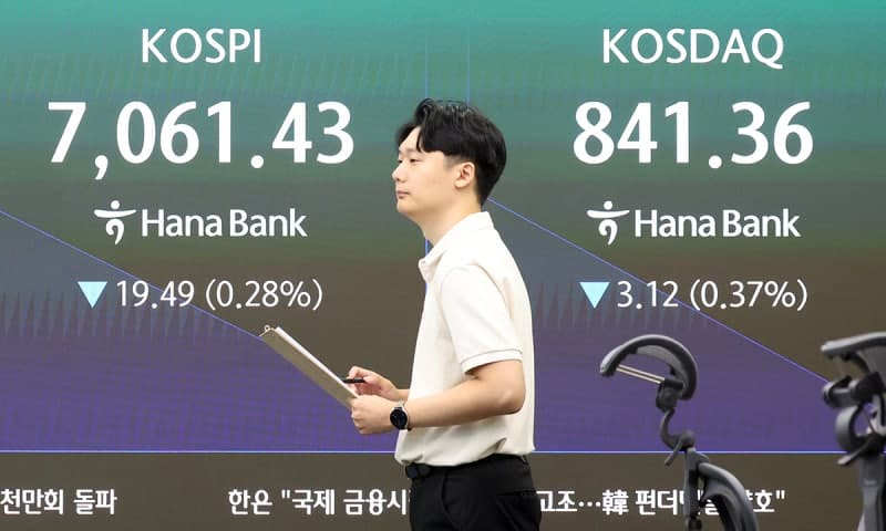 연휴 끝 코스피 7000선 붕괴…삼전·닉스 하락에 코스닥은 860선 돌파