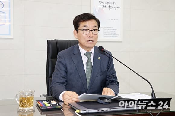 윤건영 충북교육감 'AI 시대 문해력 핵심'…한자·독서 교육 연계 강화