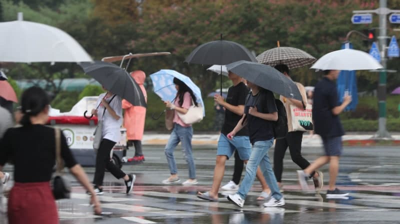 설악산 올해 '첫 단풍' 시작…전국 내륙 15도 안팎 큰 일교차