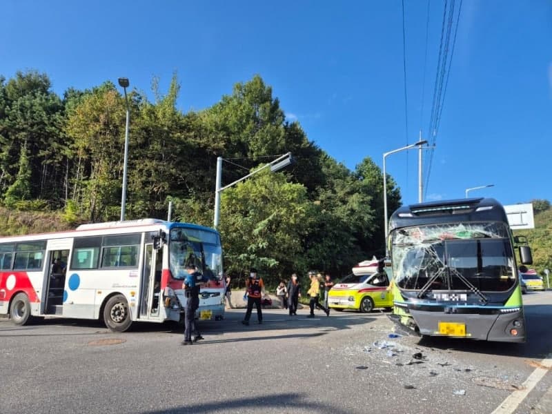 충남 청양군 교차로서 시내버스 2대 충돌…승객 등 8명 부상