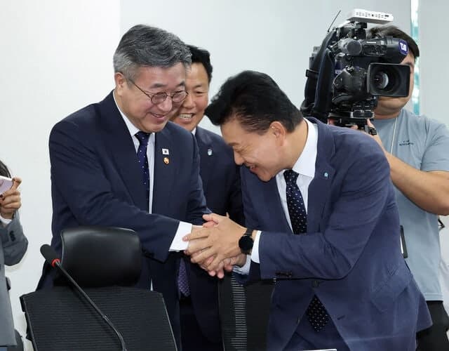 신용한 충북지사 '불법 선거운동' 의혹, 경찰 집무실 압수수색