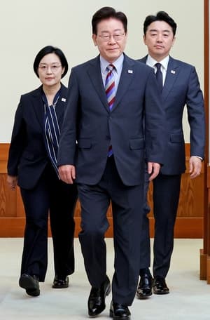 이재명 대통령 국정수행 긍정평가 35.8%…서울·30대 부정평가 70% 상회