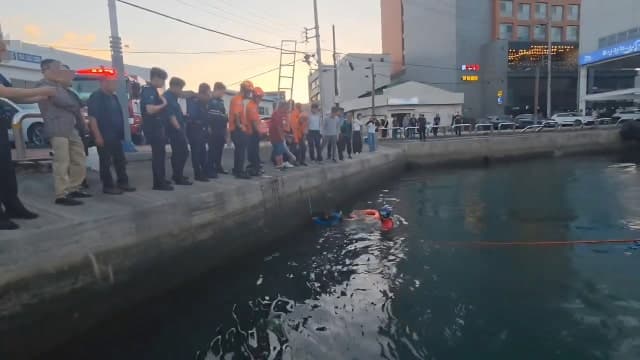 부산 영도 포차 거리서 바다 빠진 40대 남녀 해경에 무사히 구조