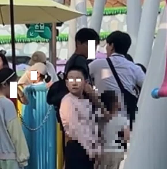 롯데월드 대기줄서 바지 내리고 소변 본 아이… "중국어 사용했다" 논란