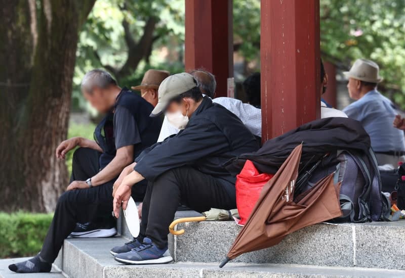 자식에게 기대지 않는 고령자들…부모 부양은 가족·정부·사회가 함께