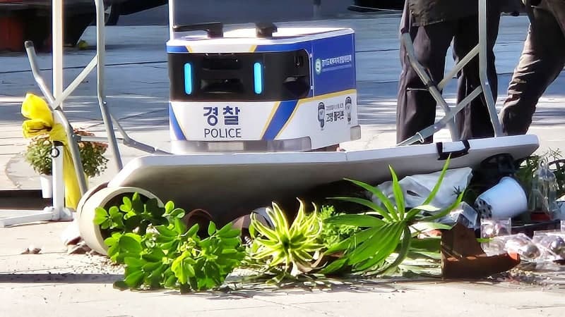 순찰하던 AI 경찰 로봇, 화분 20개 깨뜨리고 '독방행' 논란