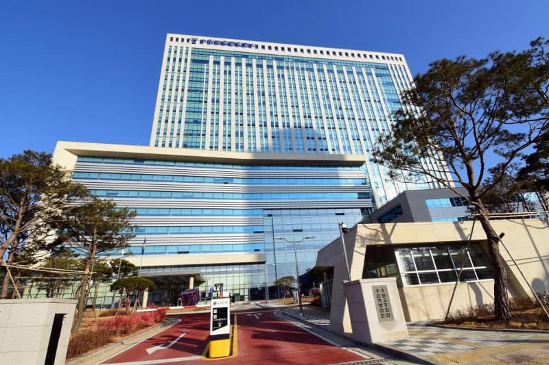 "왜 목젖 있느냐"며 신입사원 추행·폭행한 40대 팀장, 징역 1년 실형