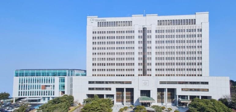 슈퍼마켓 업주 살해하고 금품 훔친 40대, 도박 빚 갚으려다 무기징역
