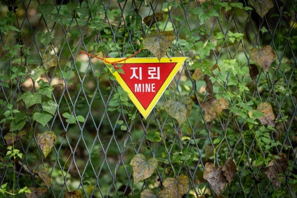 북한의 DMZ 지뢰 폭발 부인과 위협에도 통일부 '평화공존 흔들림 없이 추진'