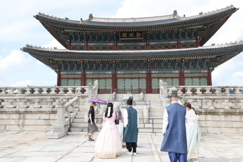 경복궁 창호지 훼손 급증하는데…관람객 늘어도 처벌 규정은 '제자리'