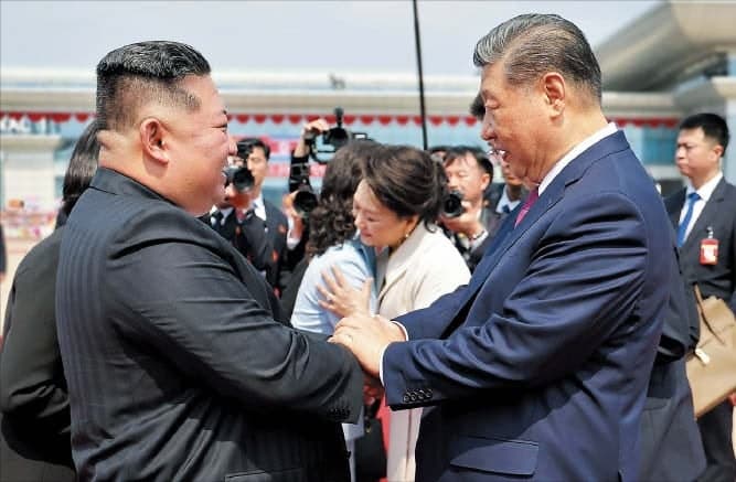 김정은, 시진핑에 축전 보내 “국제정세 변해도 조중 친선은 불변”