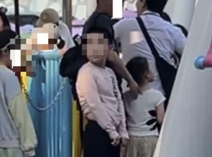 롯데월드 대기줄서 바지 내리고 소변 본 어린이…중국어 대화 포착