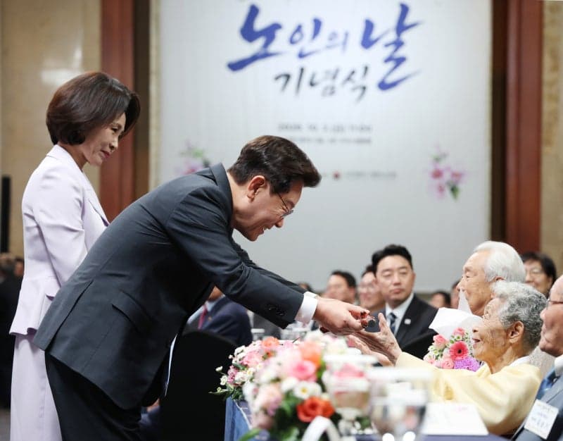 이재명 대통령 "노인일자리 118만개 확대…간병비 건보 적용 추진"