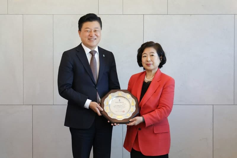 현정은 현대그룹 회장, 충청북도 명예도지사 재위촉…지역 상생 앞장
