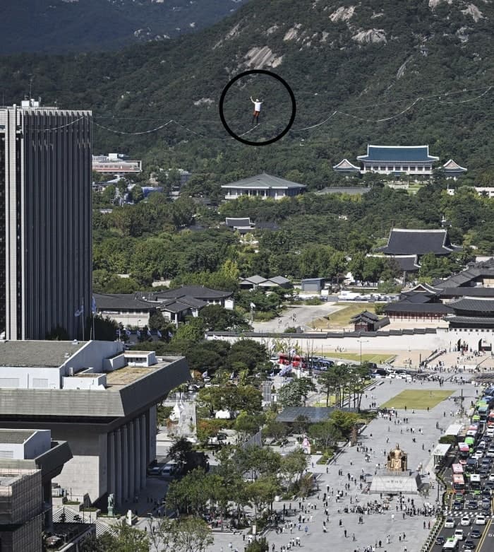 광화문 120m 상공을 걷다…슬랙라인 세계챔피언의 아찔한 고공 퍼포먼스