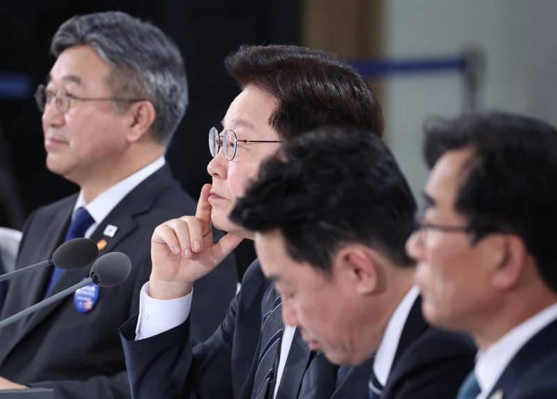 이 대통령 "민원은 정책의 보물창고"…'민원 해결 수당' 신설 제안
