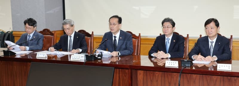 정부, 국고채 발행 5조원 축소…필요시 추가 감축 및 긴급 바이백 병행