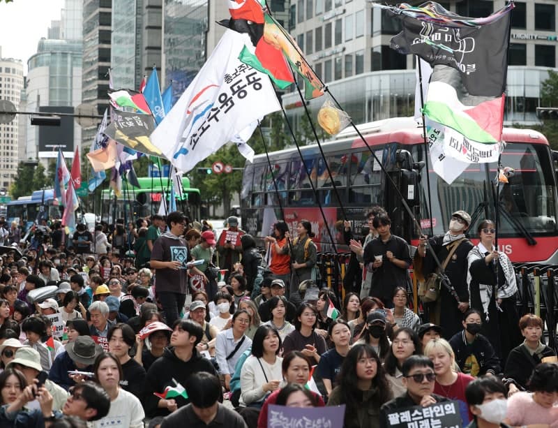 개천절 서울 도심 보수·진보 대규모 집회…광화문·숭례문 수만 명 운집
