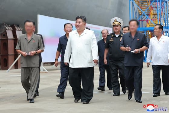 김정은이 시찰한 원산만 답촌항, 대규모 해군기지 건설 본격화