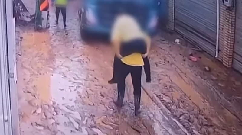 대구 수해 현장서 진흙탕 피하려 '어부바'…공무원 추정 남성 논란