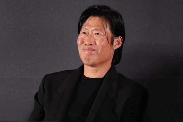 역사 왜곡 논란 '암살자(들)'…주연 배우 유해진 자택 앞 보수단체 집회