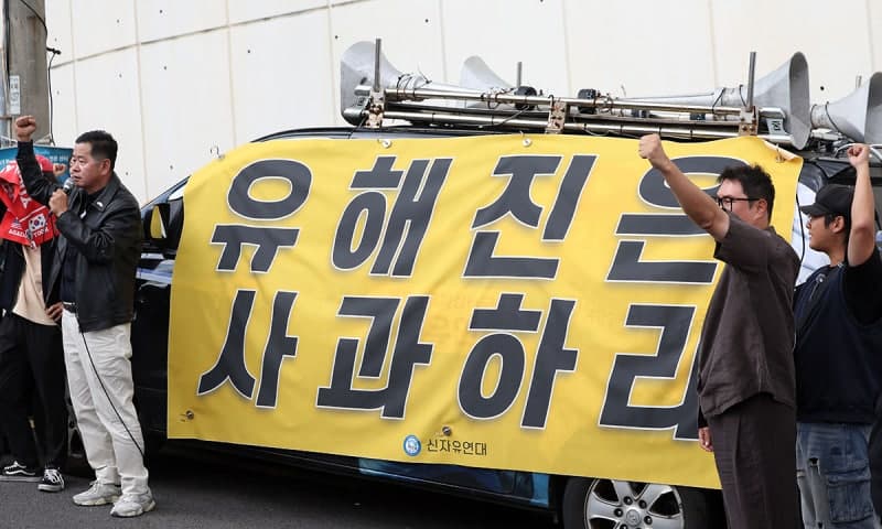 역사 왜곡 논란 번진 '암살자(들)'…배우 자택 앞 집회에 굿즈 전량 폐기까지