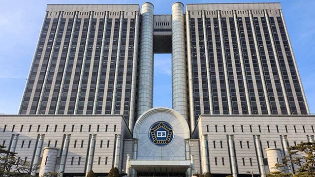 가짜 무속인에 속아 회삿돈 65억 횡령한 전 대표, 2심서 집행유예 감형
