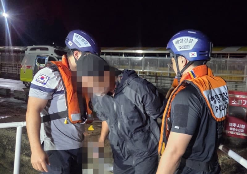 제주 우도서 빗길 미끄러진 30대 관광객, 해경 긴급 이송