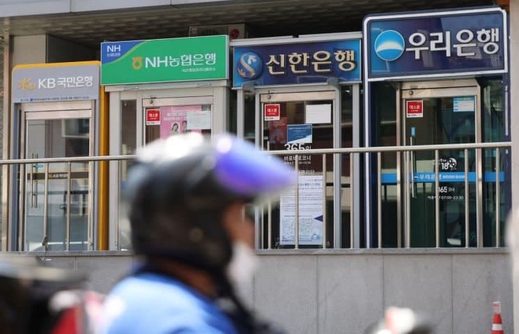 '철통 보안' 내세운 은행들, 1240억 투자하고도 AI 해킹에 고객정보 유출