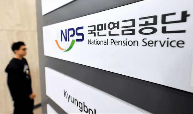 국민연금의 엇갈린 선택, 삼성전자 팔고 SK하이닉스 1.6조 담았다