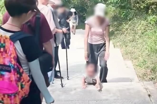 9개월 아기가 산을 오른다? 中 부모의 특별한 육아법에 쏟아진 갑론을박