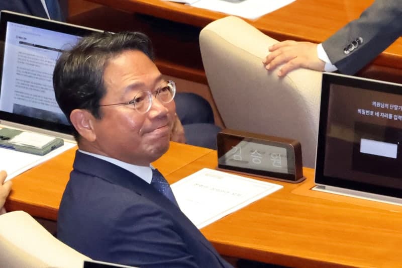 영화 '암살자(들)' 역사 왜곡 논란 확산…제작진 고발 수사와 배우 위협 파장