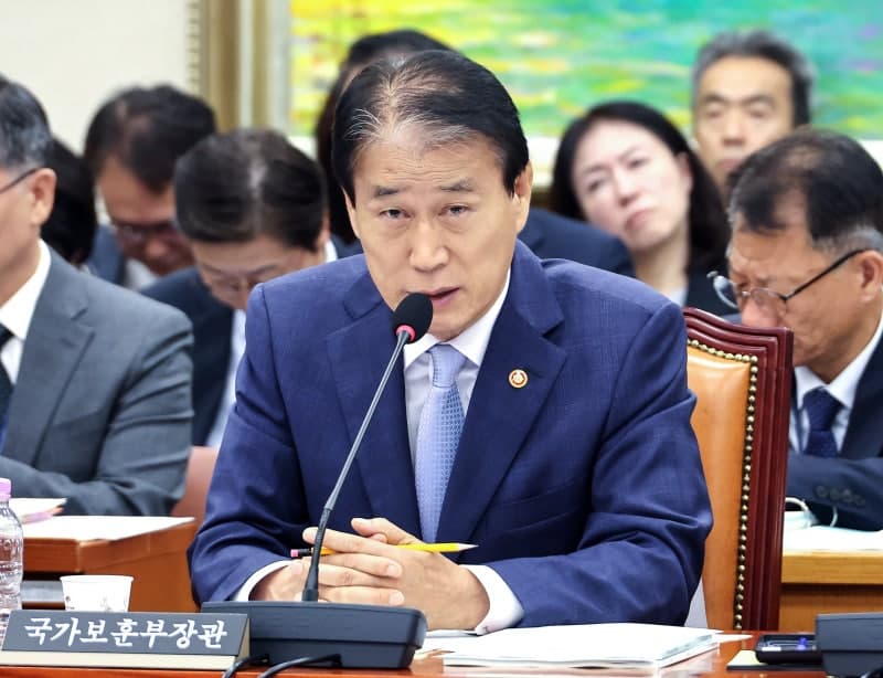 권오을 보훈부 장관, 국정감사 도중 건강 이상으로 병원행
