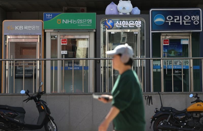 AI로 무장한 해커, 금융권 '보안 빈틈' 노렸다…보안 투자 외면한 결과