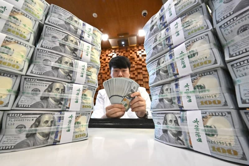 대미 전략투자 송금 여파…외환보유액 넉 달 만에 감소 전환