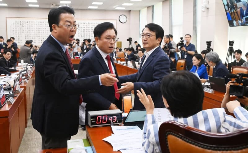 "제2의 윤석열" 질문에 조희대 "모욕적"…법사위 국감 고성으로 얼룩져