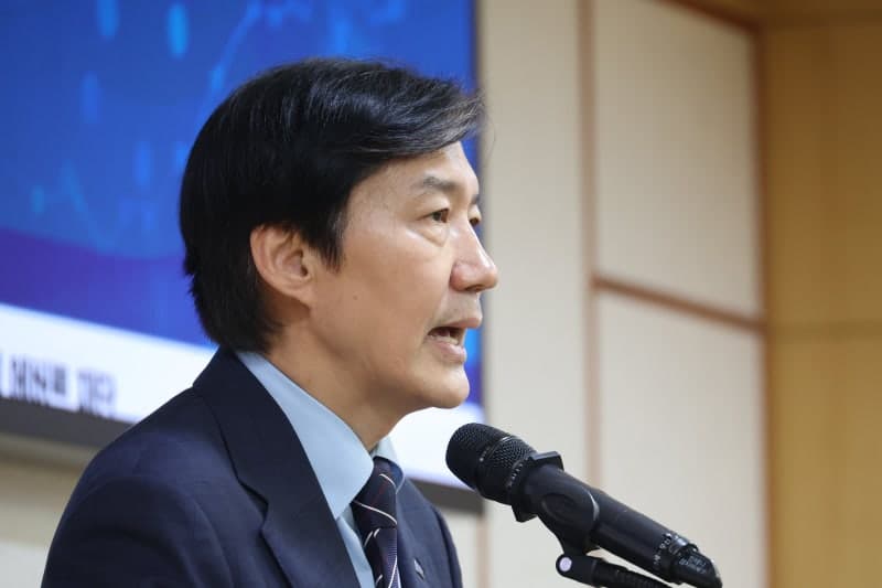 조국, 靑 검찰개혁 진실공방에 “과거 입장 따지는 소모적 논쟁 이해 안 돼”