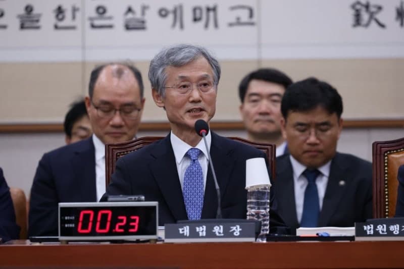 조희대 대법원장, 대법관 공석 사태 사과…민감 질의엔 답변 거부