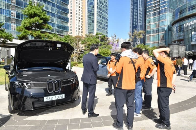 BMW그룹 코리아, 소방대원 전기차 구조 교육 위해 실습 차량 지원