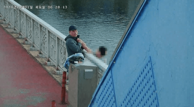 출근 전 운동하던 소방관, 다리 난간 밖 30대 여성 극적 구조