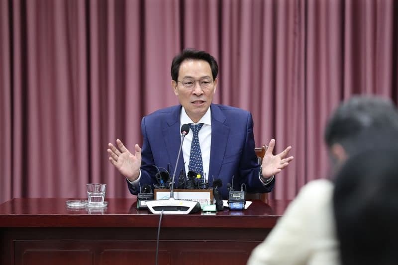 우상호 강원지사 취임 100일, AI 데이터센터 유치 성과와 재정난 극복 과제