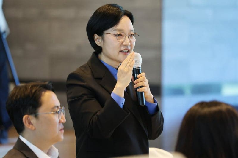 한성숙 총리 "2030년까지 공적 주택 119만호 공급..내년 1분기 상황판 공개"
