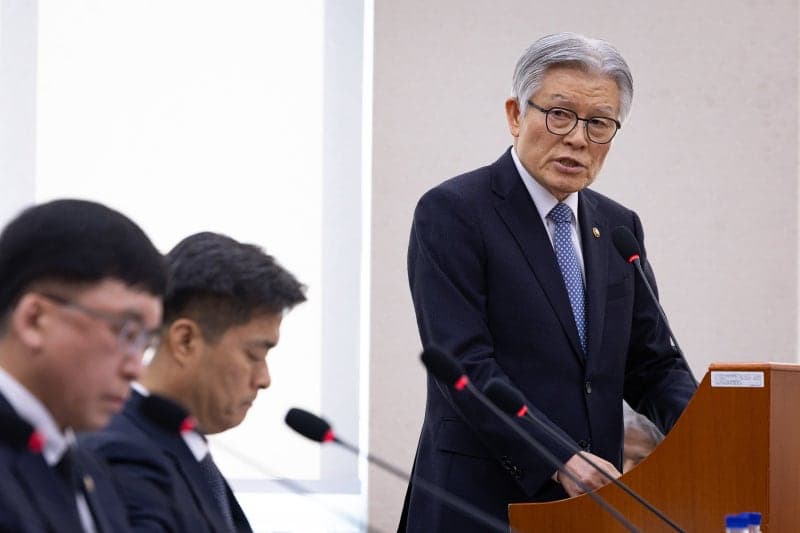공무원 면접 '구두 덧신' 논란…인사처장 "소음 방지" vs 야당 "상식 초월"
