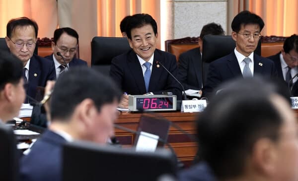 탈북민 북송 회유 의혹 질의에 웃음 터진 정동영·정청래…국감장 고성