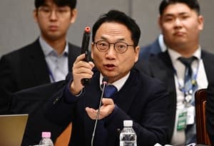 국방부 국감장에 등장한 모형 권총과 스마트글래스, 보안 규정 미비 도마 위