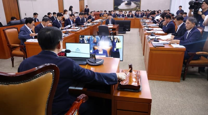 농민 몰아내고 결국 태양광이냐…농식품부 국감 피켓 공방에 파행