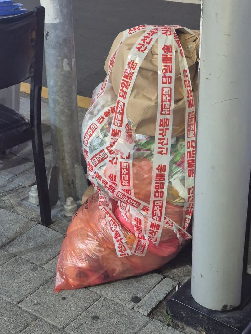 종량제봉투에 쓰레기 쌓아 '테이프 칭칭'…미화원 허리 걱정되는 거대 쓰레기