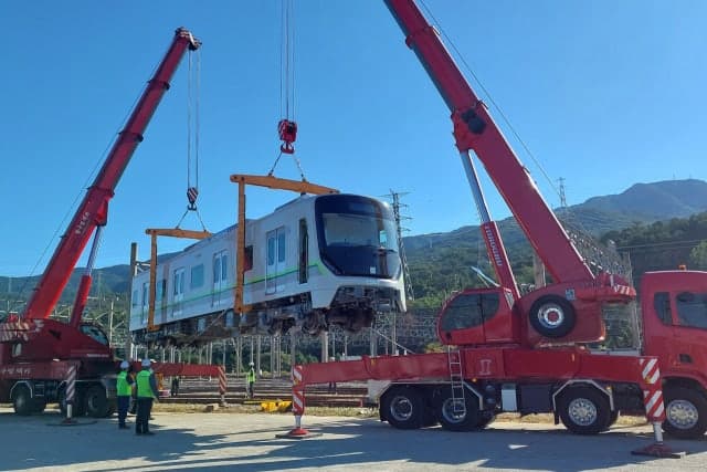 부산도시철도 2호선 세대교체 시작…신형 전동차 첫 반입