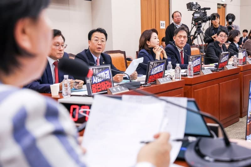 김태규 '부엉이바위 영화 만들자' 발언에 여야 국감 아수라장