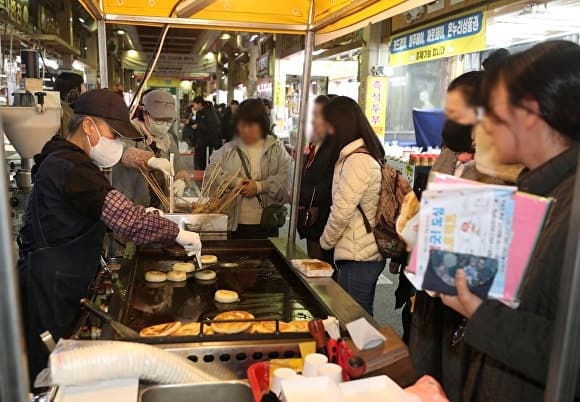 낮엔 장보고 밤엔 즐긴다…청주 전통시장, 야시장으로 변신